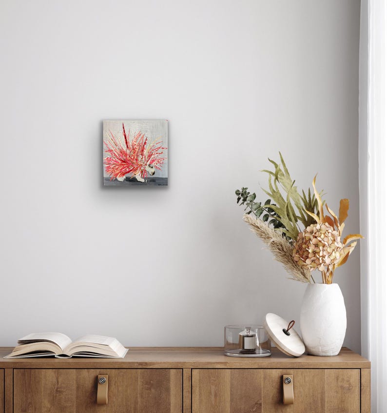 Pu&ograve; includere: Un cartello in legno fatto a mano con la scritta "Welcome to our home" in stile scritto a mano. Il cartello &egrave; dipinto di bianco con una finitura invecchiata e un piccolo cuore decorativo &egrave; attaccato. Il cartello misura circa 30 cm di larghezza.