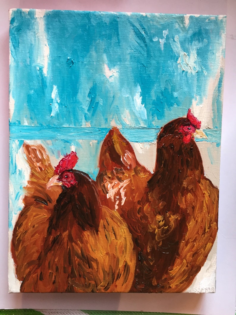 Op de afbeelding: Een schilderij van drie bruine kippen met rode kammen tegen een blauwe achtergrond.