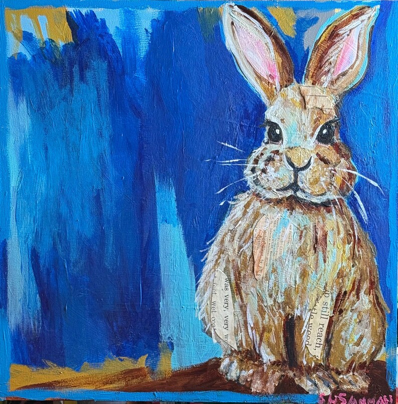 Peut inclure: Peinture originale d'un lapin brun aux longues oreilles et au corps duveteux. Le lapin est pos&eacute; sur un fond bleu avec des coups de pinceau. La fourrure du lapin incorpore des morceaux de papier avec du texte. La peinture est sign&eacute;e en bas &agrave; droite.