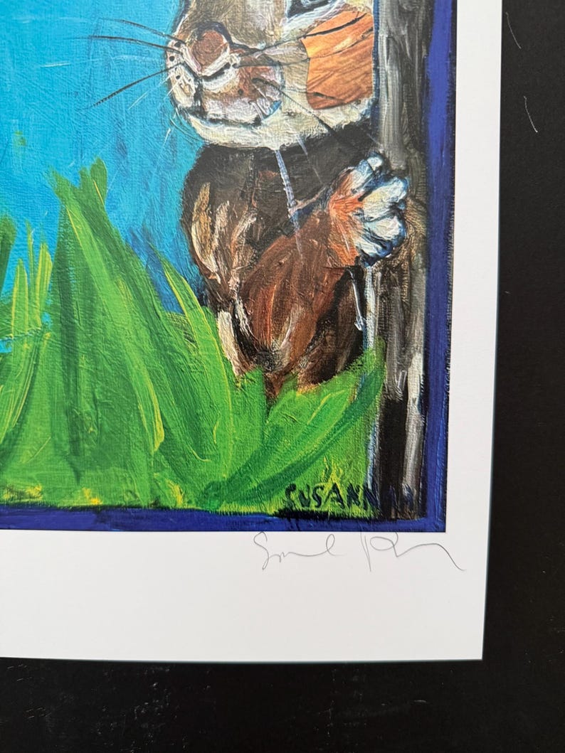 Op de afbeelding: Origineel schilderij van een konijn dat achter een boom vandaan gluurt. Het kunstwerk toont een helderblauwe lucht, groen gras en een bruin-wit konijn. De handtekening van de kunstenaar is rechtsonder zichtbaar.