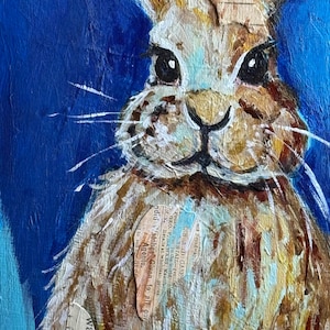 Peut inclure: Peinture en gros plan d'un lapin au pelage brun et blanc, sur fond bleu vif. Le visage du lapin est d&eacute;taill&eacute; avec des yeux noirs, de longues moustaches et des oreilles bord&eacute;es de rose. L'&oelig;uvre int&egrave;gre des &eacute;l&eacute;ments de collage avec des fragments de texte visibles.