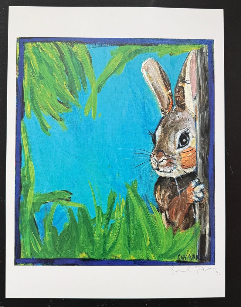 Op de afbeelding: Origineel schilderij van een bruin konijn dat achter een boom vandaan gluurt. Het kunstwerk heeft een blauwe achtergrond met groen gras en een blauwe rand. Het konijn heeft bruine en oranje vacht en lange oren. Gesigneerd door de kunstenaar.