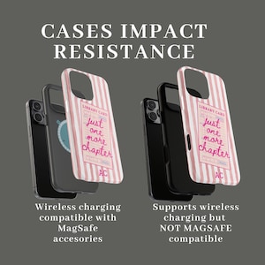 Puede incluir: Dos fundas para tel&eacute;fono con un dise&ntilde;o de rayas rosas y blancas. Una funda tiene un gr&aacute;fico que dice "Library Card, just one more chapter". Las fundas se muestran con y sin tel&eacute;fono dentro. El texto en la parte inferior dice "Wireless charging compatible with MagSafe accessories".