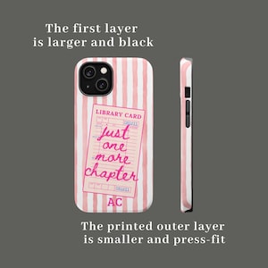 Puede incluir: Funda de tel&eacute;fono con un dise&ntilde;o de rayas rosas y blancas. La funda presenta un dise&ntilde;o de tarjeta de biblioteca con el texto "just one more chapter". La funda tiene un &aacute;rea de c&aacute;mara negra y botones laterales.