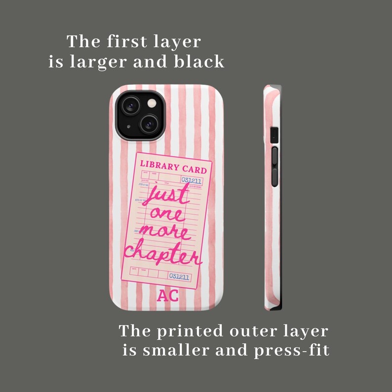 Puede incluir: Funda de tel&eacute;fono con un dise&ntilde;o de rayas rosas y blancas. La funda presenta un dise&ntilde;o de tarjeta de biblioteca con el texto "just one more chapter". La funda tiene un &aacute;rea de c&aacute;mara negra y botones laterales.
