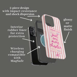 Puede incluir: Funda de tel&eacute;fono de dos piezas, con resistencia a los impactos y dispersi&oacute;n de impactos. Tiene un forro interior de goma para mayor protecci&oacute;n y es compatible con la carga inal&aacute;mbrica MagSafe. Dise&ntilde;o a rayas rosas y blancas con el texto "Just one more chapter."