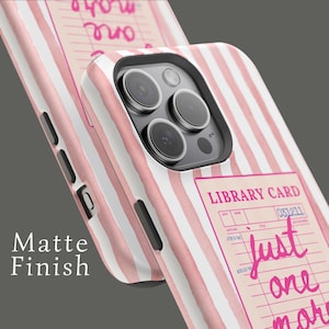 Funda para teléfono "Just One More Chapter", compatible con MagSafe, diseño de tarjeta de biblioteca vintage personalizada, regalo para amantes de los perros, estética BookTok, regalo de Booksh imagen 4