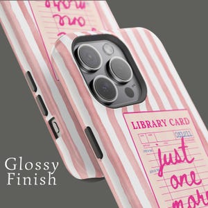 Funda para teléfono "Just One More Chapter", compatible con MagSafe, diseño de tarjeta de biblioteca vintage personalizada, regalo para amantes de los perros, estética BookTok, regalo de Booksh imagen 3