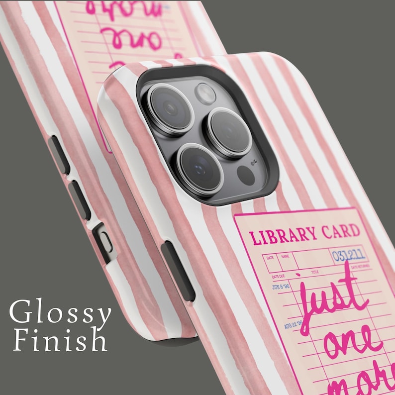 Funda para teléfono "Just One More Chapter", compatible con MagSafe, diseño de tarjeta de biblioteca vintage personalizada, regalo para amantes de los perros, estética BookTok, regalo de Booksh imagen 3