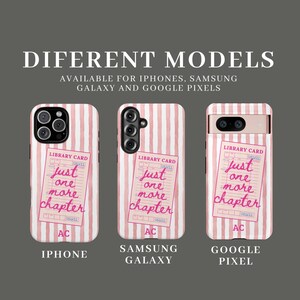 Puede incluir: Tres fundas para tel&eacute;fono con un patr&oacute;n de rayas rosas y blancas. Cada funda presenta un dise&ntilde;o de tarjeta de biblioteca con el texto "just one more chapter" y las iniciales "AC". Las fundas son para iPhone, Samsung Galaxy y Google Pixel.