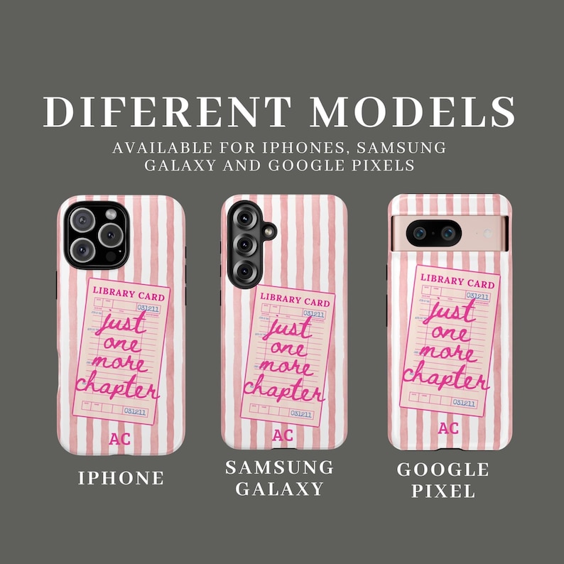 Puede incluir: Tres fundas para tel&eacute;fono con un patr&oacute;n de rayas rosas y blancas. Cada funda presenta un dise&ntilde;o de tarjeta de biblioteca con el texto "just one more chapter" y las iniciales "AC". Las fundas son para iPhone, Samsung Galaxy y Google Pixel.