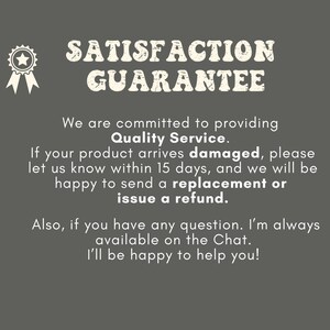 Puede incluir: Gr&aacute;fico sobre fondo gris con las palabras "SATISFACCI&Oacute;N GARANTIZADA" en una fuente desgastada. El texto debajo detalla un compromiso con el servicio de calidad, ofreciendo reemplazos o reembolsos por productos da&ntilde;ados en 15 d&iacute;as.