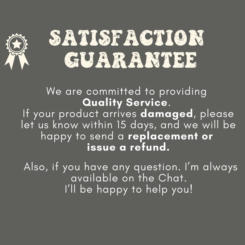 Puede incluir: Gr&aacute;fico sobre fondo gris con las palabras "SATISFACCI&Oacute;N GARANTIZADA" en una fuente desgastada. El texto debajo detalla un compromiso con el servicio de calidad, ofreciendo reemplazos o reembolsos por productos da&ntilde;ados en 15 d&iacute;as.