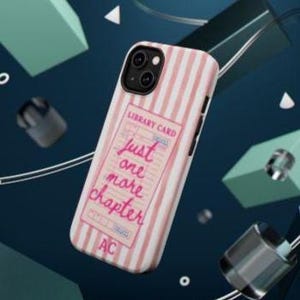 Puede incluir: Una funda para tel&eacute;fono a rayas rosas y blancas con el texto "Library Card" y "Just one more chapter" en escritura rosa. La funda tiene un dise&ntilde;o rectangular y es para un smartphone.
