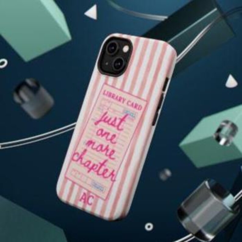 Puede incluir: Una funda para tel&eacute;fono a rayas rosas y blancas con el texto "Library Card" y "Just one more chapter" en escritura rosa. La funda tiene un dise&ntilde;o rectangular y es para un smartphone.