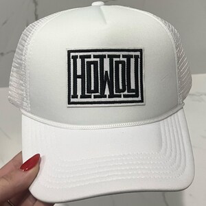 Howdy Trucker Hat – Black & White Mesh Cap, Western Style, Unisex Cowboy Hat, Rodeo Hat, Country Fashion, Gift for Him/Her