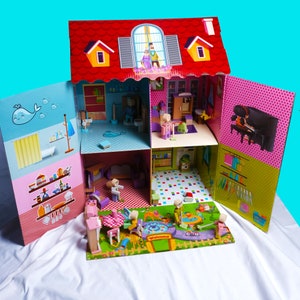 Casa de papelão com conjunto de móveis de madeira em miniatura