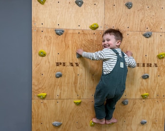 Hölzerne Kletterwand für Kinder - Montessori Kletterer, aktives Spiel
