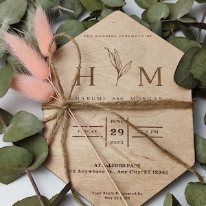 Florale Hochzeitseinladungen aus Holz & rustikaler Charme