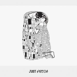 Könnte beinhalten: Schwarz-Weiß-Illustration eines sich umarmenden Paares, inspiriert von Gustav Klimts "Der Kuss". Das Design zeigt komplizierte Muster und Formen, mit dem Text "JUST PATCH" unten.