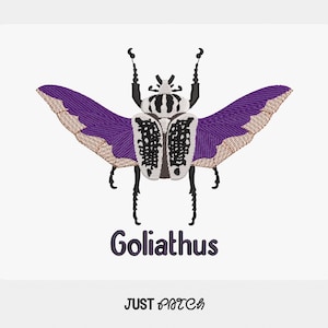 Puede incluir: Un diseño bordado de un escarabajo Goliat con alas moradas y un cuerpo blanco y negro. La palabra "Goliathus" está escrita en una fuente morada oscura debajo del escarabajo. El texto "JUST PATCH" está en la parte inferior.