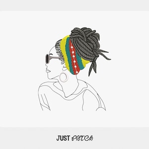 Könnte beinhalten: Ein gesticktes Design einer Person mit Dreadlocks, die eine Sonnenbrille und ein farbenfrohes Kopftuch trägt. Das Kopftuch hat gelbe, rote und grüne Streifen. Das Bild ist eine Strichzeichnung mit dem Text "JUST PATCH" unten.