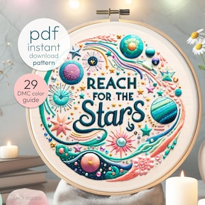 Peut inclure: Art de broderie sur un cercle avec un motif coloré d'étoiles, de planètes et de volutes. Le texte "Reach for the Stars" est brodé au centre du cercle.