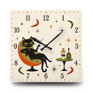 Könnte beinhalten: Quadratische Wanduhr im Retro-Design. Das Zifferblatt ist cremefarben mit schwarzen Zahlen und Zeigern. Eine schwarze Katze liegt in einem Stuhl im Stil der Moderne der Mitte des Jahrhunderts und hält einen Martini. Dekorative Sternausbrüche und Halbmonde vervollständigen das Design.