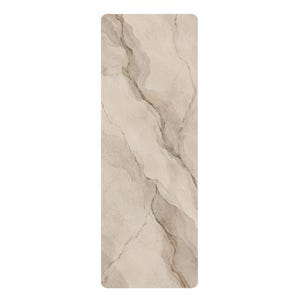Peut inclure: Un tapis rectangulaire présentant un motif inspiré du marbre dans des tons beige clair et taupe, avec des veines douces et fluides ainsi que des dégradés subtils. La surface semble lisse avec des coins arrondis et une palette neutre.