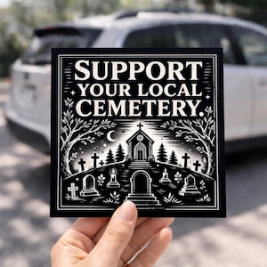 Peut inclure: Autocollant carré noir et blanc avec le texte « SUPPORT YOUR LOCAL CEMETERY ». Le design présente une scène de cimetière avec une église, des pierres tombales, des arbres et un croissant de lune.