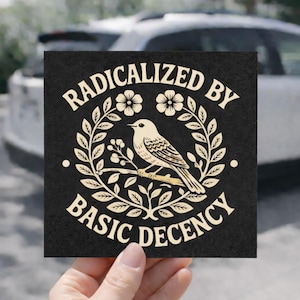 基本的な礼儀正しさによって過激化される車用マグネット | 鳥のリースのヴィンテージスクリプト