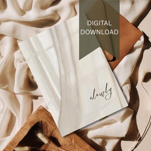 Könnte beinhalten: Ein digitaler Download-Druck mit einem weichen, abstrakten Aquarelldesign in neutralen Tönen. Der Druck enthält das Wort "slowly" in eleganter Schrift. Die Worte "DIGITAL DOWNLOAD" sind ebenfalls sichtbar. Der Druck wird auf beigem Stoff angezeigt.