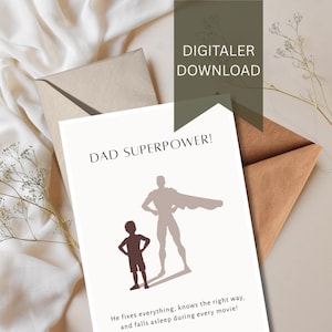 Könnte beinhalten: Eine weiße Grußkarte mit dem Text "DAD SUPERPOWER!" und einer Silhouette von Vater und Kind. Die Karte enthält auch den Text "He fixes everything, knows the right way, and falls asleep during every movie!". Die Karte wird von einem braunen Umschlag begleitet.