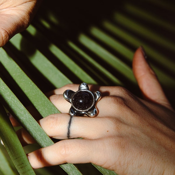 Anillo flor con aventurina, anillo plata grande, anillo diseño orgánico, anillo hecho a mano y anillo artesanal.