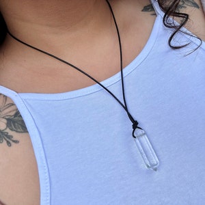Collar de cuero con punta de cristal de cuarzo transparente - Unisex