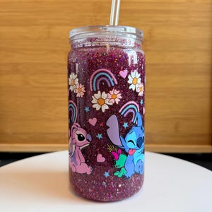 Roze glitter sneeuwbol met blauwe en roze figuurtjes