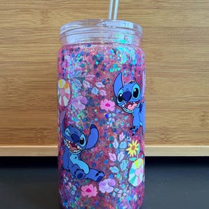 Roze glitter sneeuwbol met blauw figuurtje