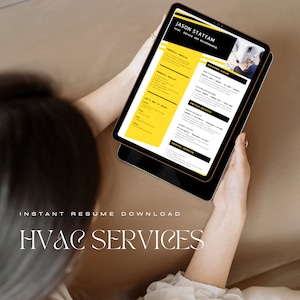 Puede incluir: Una persona sostiene una tableta que muestra un currículum para un técnico de HVAC. El currículum está formateado con un esquema de color amarillo y negro. El texto en la tableta dice "Jason Stattam HVAC Repair and Maintenance". El texto debajo de la tableta dice "Descarga instantánea de currículum Servicios HVAC".