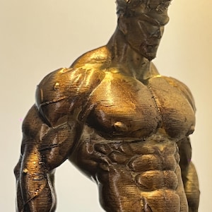 Könnte beinhalten: Bronzefarbene Statue einer muskulösen Figur mit Krone. Die Statue hat detaillierte Muskeln und eine strukturierte Oberfläche. Die Figur ist in einer starken, selbstbewussten Haltung mit leicht gesenktem Blick dargestellt.