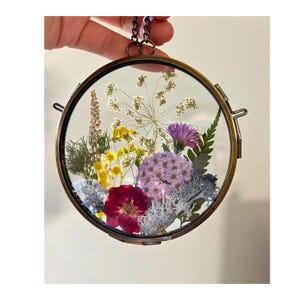 Pressed Flower Circle Glass Frame – Botanical Suncatcher, Vintage Brass Wall Art