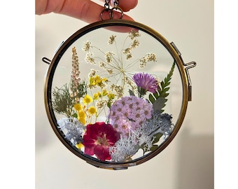 Pressed Flower Circle Glass Frame – Botanical Suncatcher, Real Dried Flower Hanging Decor, Nature Inspired Gift