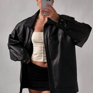 Blouson aviateur en cuir pur pour femme, blouson surdimensionné en cuir de mouton noir coupe droite. Blouson moto en cuir pour femmes, Blouson en cuir souple pour femmes