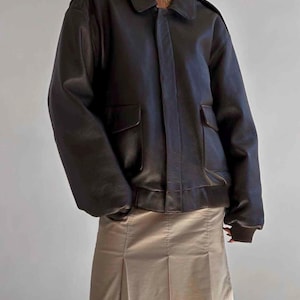 Blouson aviateur classique en cuir noir pour femme, veste droite oversize en cuir de mouton. Blouson en cuir pour femme, Blouson en cuir souple pour femme