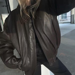 Blouson aviateur en cuir marron rétro classique des années 90 pour femme, veste en cuir de mouton surdimensionnée à coupe droite. Veste en cuir pour femme, Blouson aviateur souple