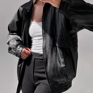 Blouson aviateur classique en cuir noir pour femme, blouson droit oversize en cuir de mouton. Blouson en cuir pour femme, Blouson en cuir souple pour femme