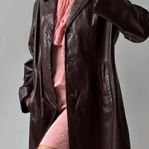 Trench-coat en cuir bordeaux pour femme, coupe droite avec fermeture à bouton, luxueux manteau en cuir véritable pour femme, parfait look tendance, cadeau pour femme