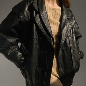 Blouson aviateur en cuir pure fleur pour femme, blouson surdimensionné en cuir de mouton noir coupe droite. Blouson en cuir pour femme, Blouson en cuir souple pour femme
