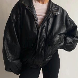 Blouson aviateur en cuir noir premium pour femme, veste en cuir de mouton coupe droite surdimensionnée. Blouson en cuir pour femme, Blouson en cuir souple pour femme