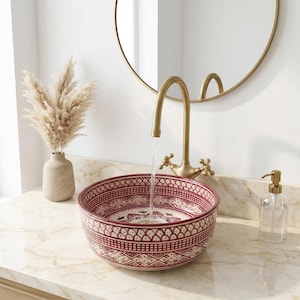 Może przedstawiać: Zestaw trzech ceramicznych kubków z nakrapianym, matowym wykończeniem. Kubki są w odcieniach kremu, jasnego brązu i ciemnego brązu. Każdy kubek ma prosty design i zaokrąglony uchwyt.