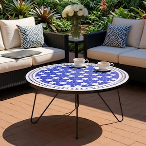 Puede incluir: Una taza de cerámica blanca con un asa negra y el texto "But First, Coffee" en negrita negra. La taza está sobre una superficie de madera. La taza mide 10 cm de alto.